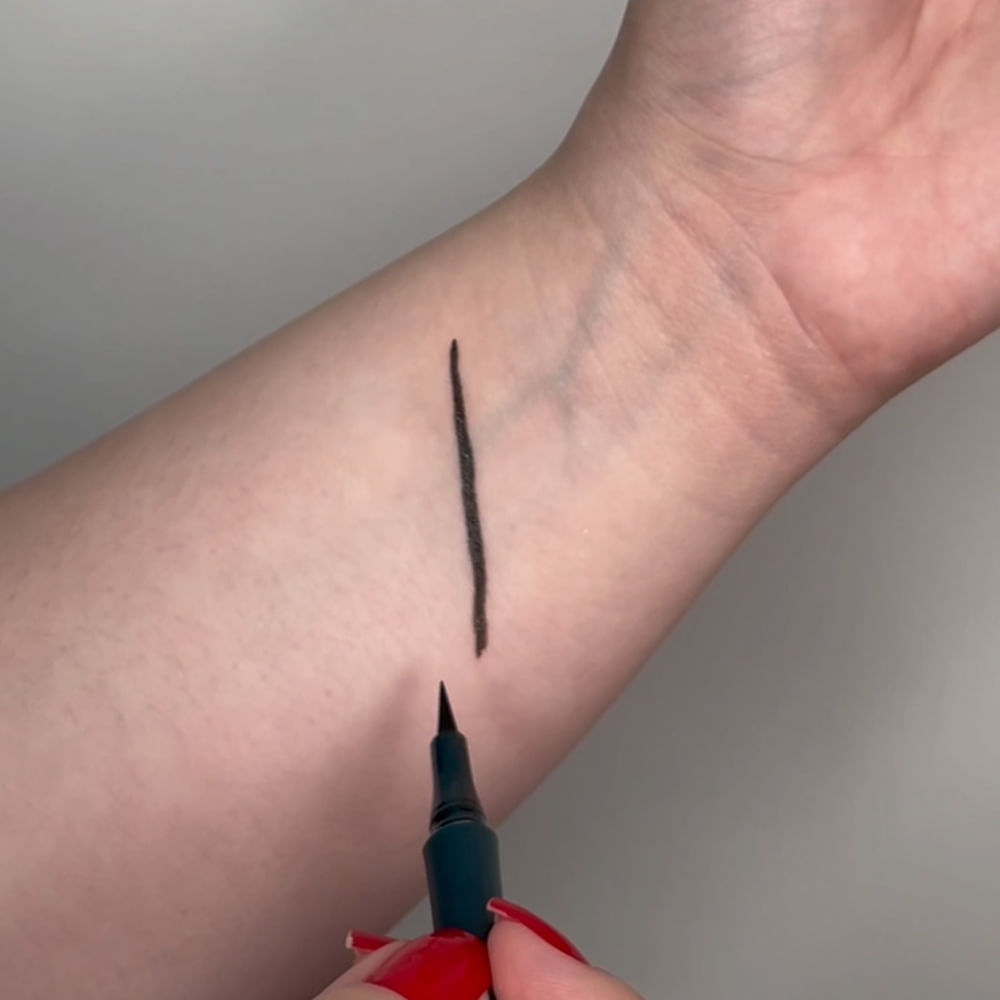 Caneta Delineadora de Olhos Preta Marília Mendonça By Océane - Eyeliner Queen 1,2ml - Imagem 3